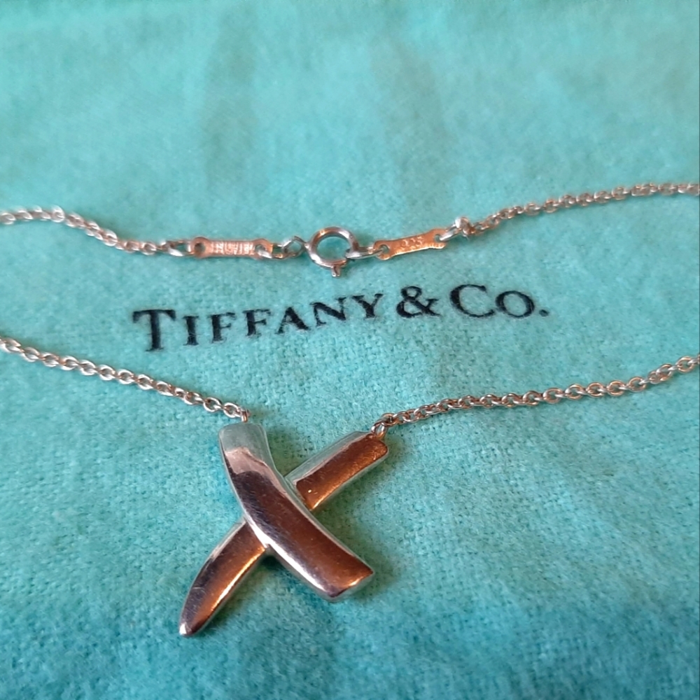 Tiffany & Co. Paloma Picasso Graffiti X Kiss Necklace
